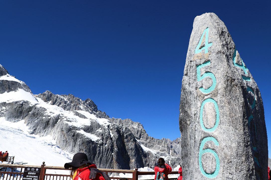 玉龙雪山免费导游和费用：哪个更适合丽江玉龙山伴团和免费游？ 